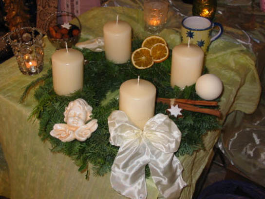 Adventskranz mit weißen Kerzen von Paula Kern.